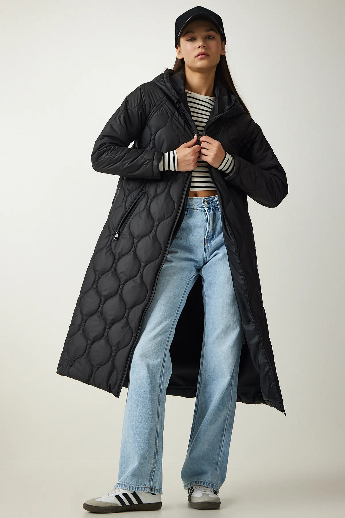 Happiness İstanbul  Schwarzer Damen-Steppmantel mit Kapuze und Tasche DD01285