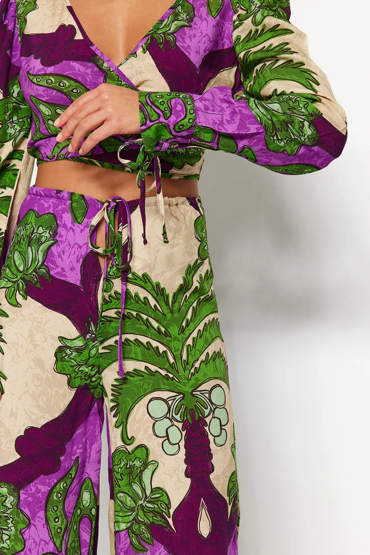 Trendyol Collection  Set aus gewebter Bluse und Hose mit tropischem Muster TBESS23AU00103