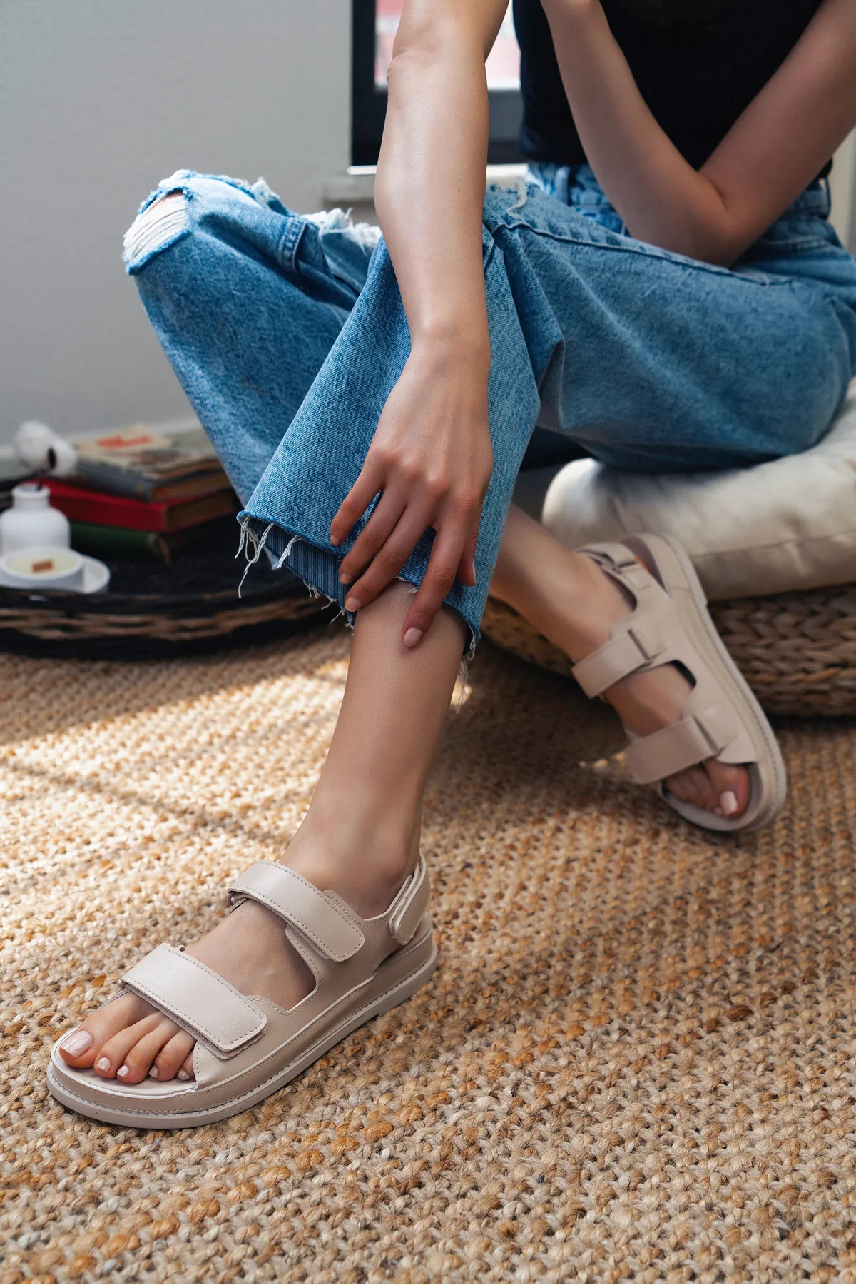NİŞANTAŞI SHOES  Julia Beige Matte Damensandalen mit Klettverschluss und flacher Sohle