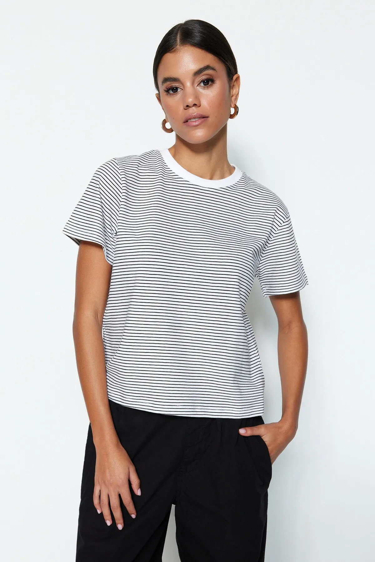 Trendyol Collection  Schwarzes, ecrufarbenes, gestreiftes Premium-Basic-Strick-T-Shirt mit normalem/normalem Muster und Rundhalsausschnitt TWOSS23TS00043