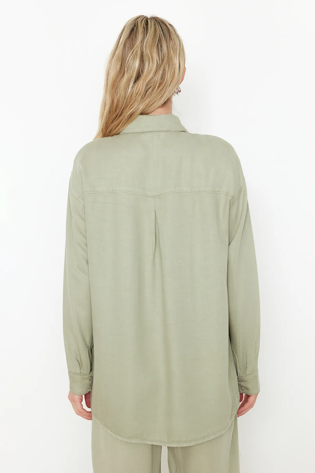 Trendyol Collection  Mintgrünes Oversize-Jeanshemd aus 100 % Tencel™ TWOSS24GO00142