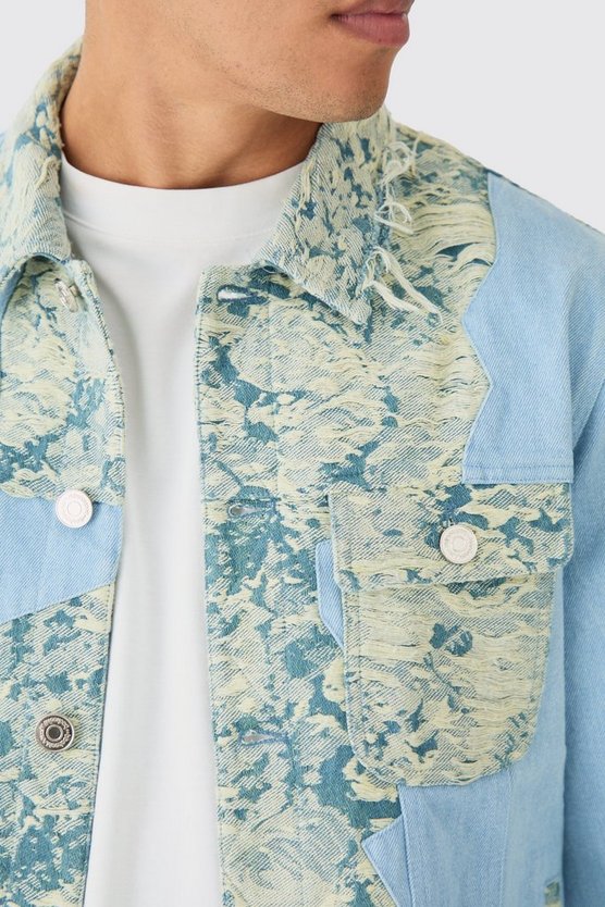 Gespleißte zerrissene Jeansjacke