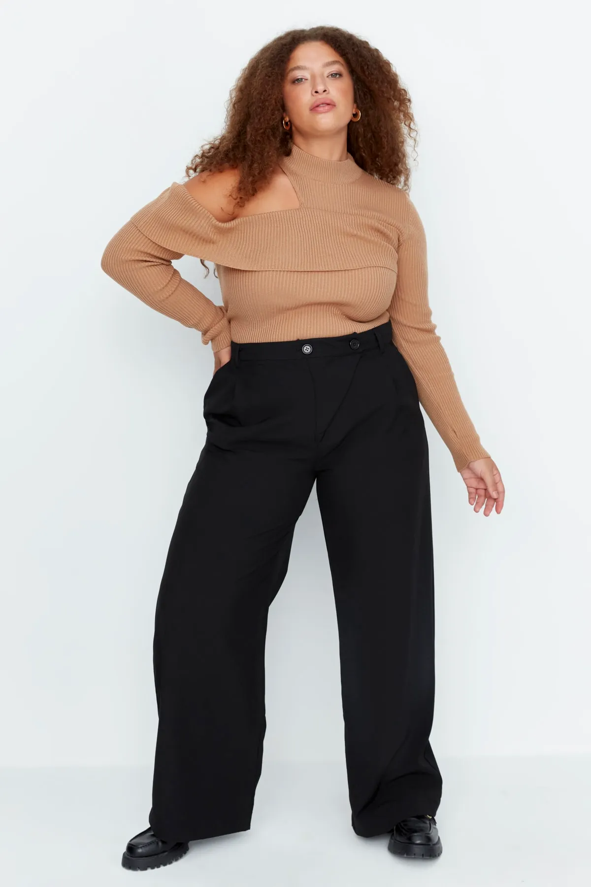 Trendyol Curve  Schwarze gewebte Hose mit asymmetrischer Knopfleiste und doppeltem Knopf TBBAW23AR00038