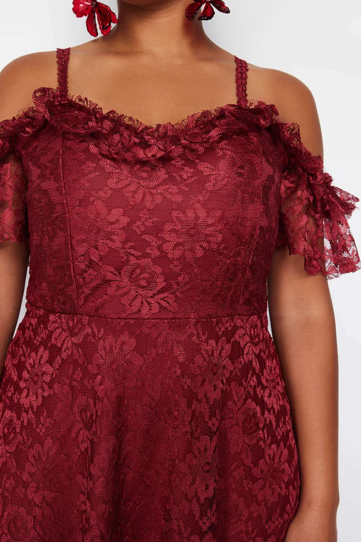 Trendyol Curve  Burgunderrotes A-Linien-Maxi-Abendkleid mit Trägern in Übergröße TBBAW23AH00187