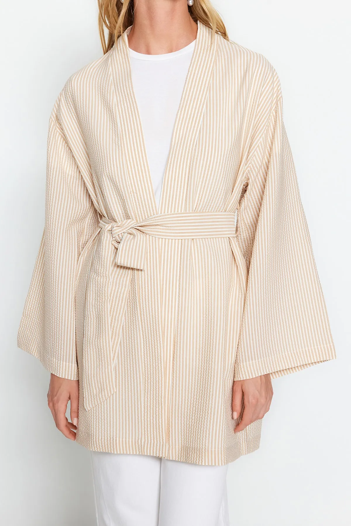 Trendyol Modest  Gestreifter Kimono und Kaftan aus gewebtem Seersucker mit Steingürtel und Gürtel TCTSS23KK00001