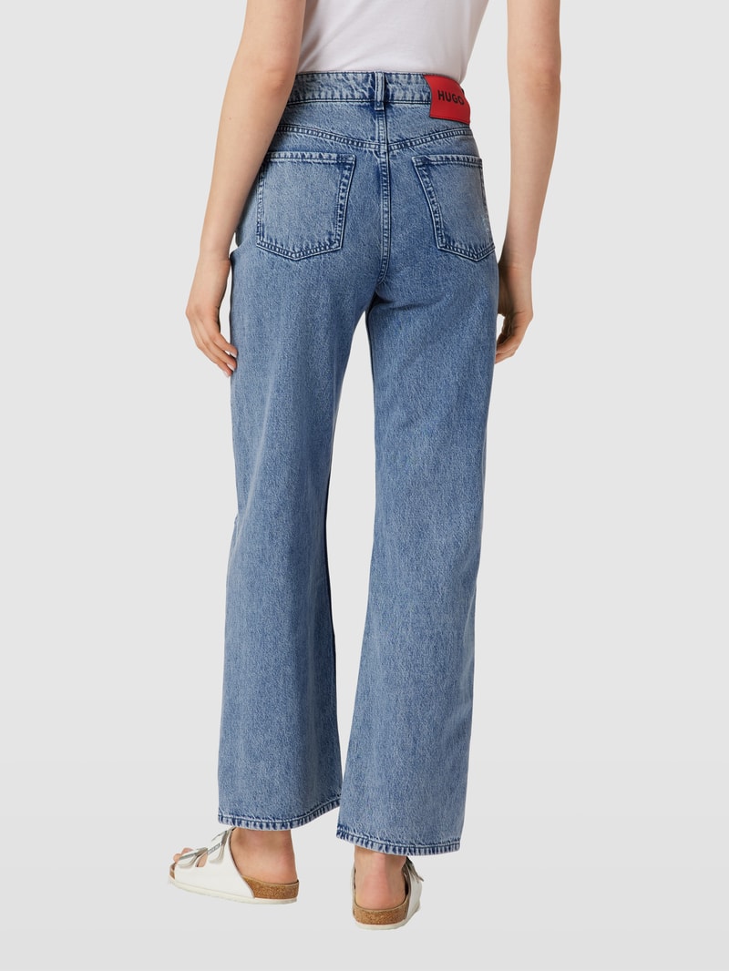Jeans mit Label-Patch in hellblau