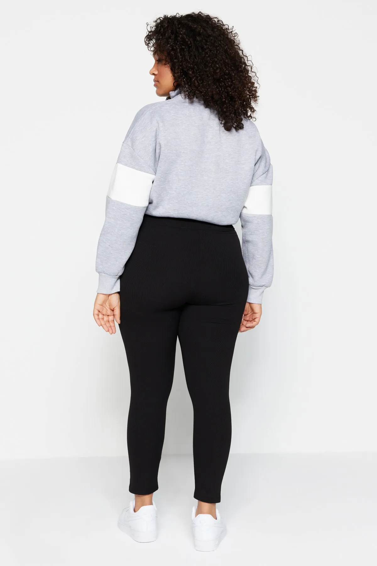 Trendyol Curve  Schwarze Strickstrumpfhose mit Fleece-Innenseite TBBAW23BV00017