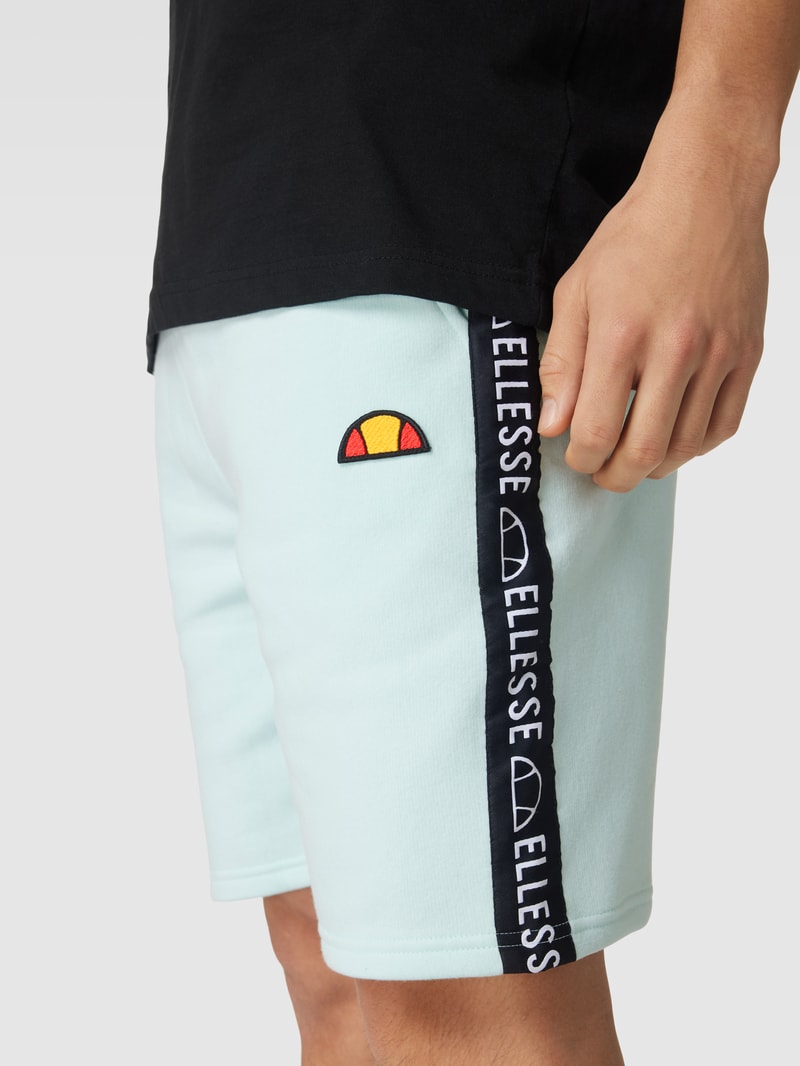 Sweatshorts mit Kontraststreifen und Label-Detail Modell 'LATION' in hellblau