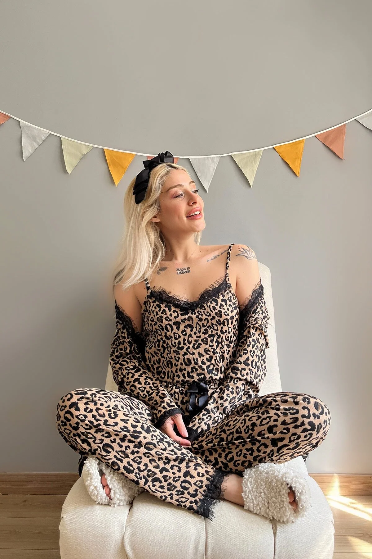 Pijamaevi  Braunes Pegasus-Pyjama-Set mit Leopardenmuster für Damen und Bademantel