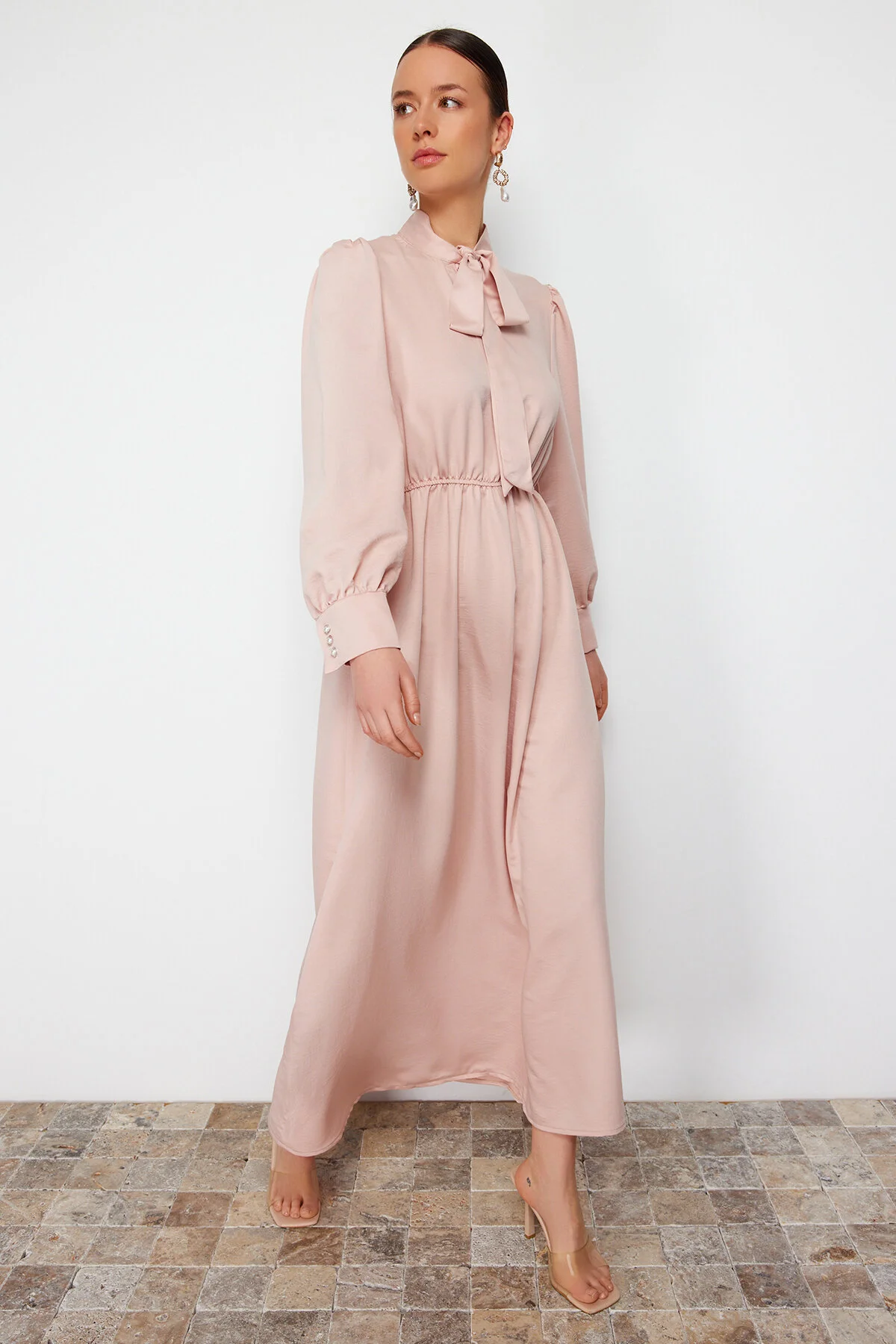 Trendyol Modest  Kleid aus schlichtem Webstoff mit Puderkragen und Schnürung TCTSS24EB00136
