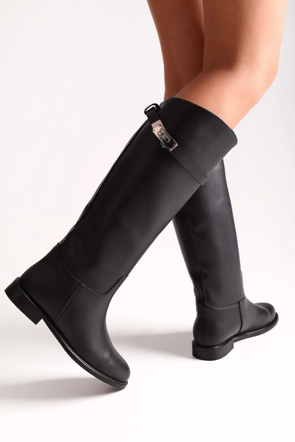 Shoeberry  Damen-Reitstiefel Larissa aus schwarzem Leder mit Schnallen. Schwarzes Leder