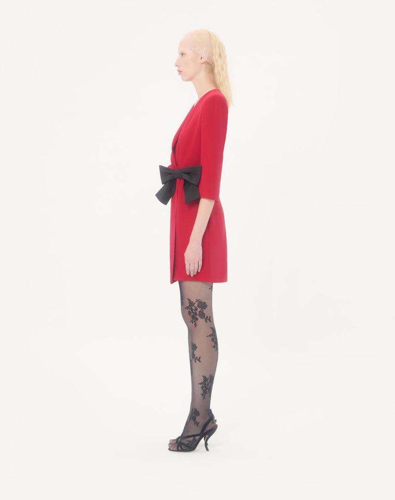 Vestido curto de alta costura em cady com laço em faille