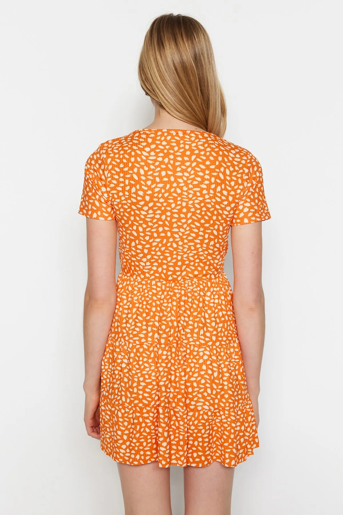 Trendyol Collection  Orange bedrucktes, zweireihiges, dehnbares Mini-Strickkleid mit zweireihigem Ausschnitt TWOSS21EL0241