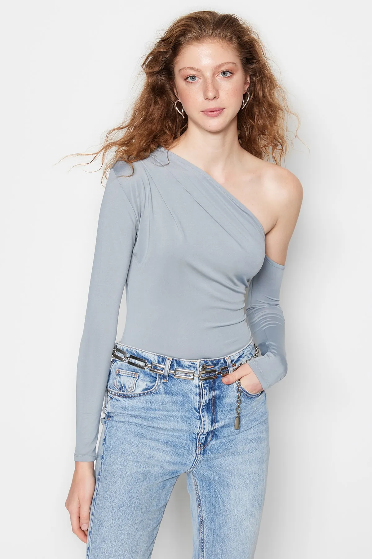 Trendyol Collection  Grauer, asymmetrischer Kragen, langärmliger Stretch-Strickbody mit Druckknöpfen TWOAW22BD0080