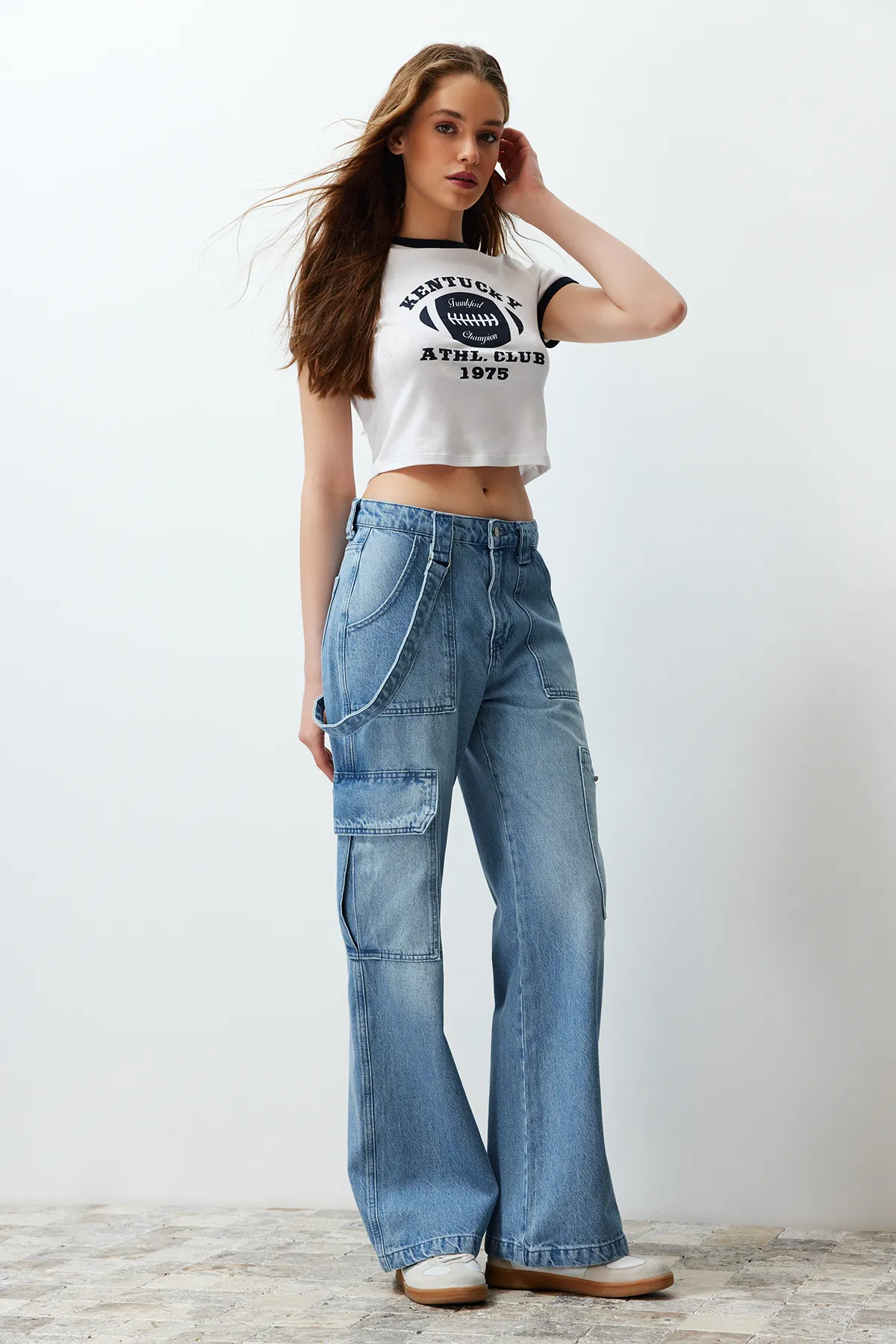 Trendyol Collection  Blaue Jeans mit hoher Taille und weitem Bein und Taschendetail TWOSS24JE00179
