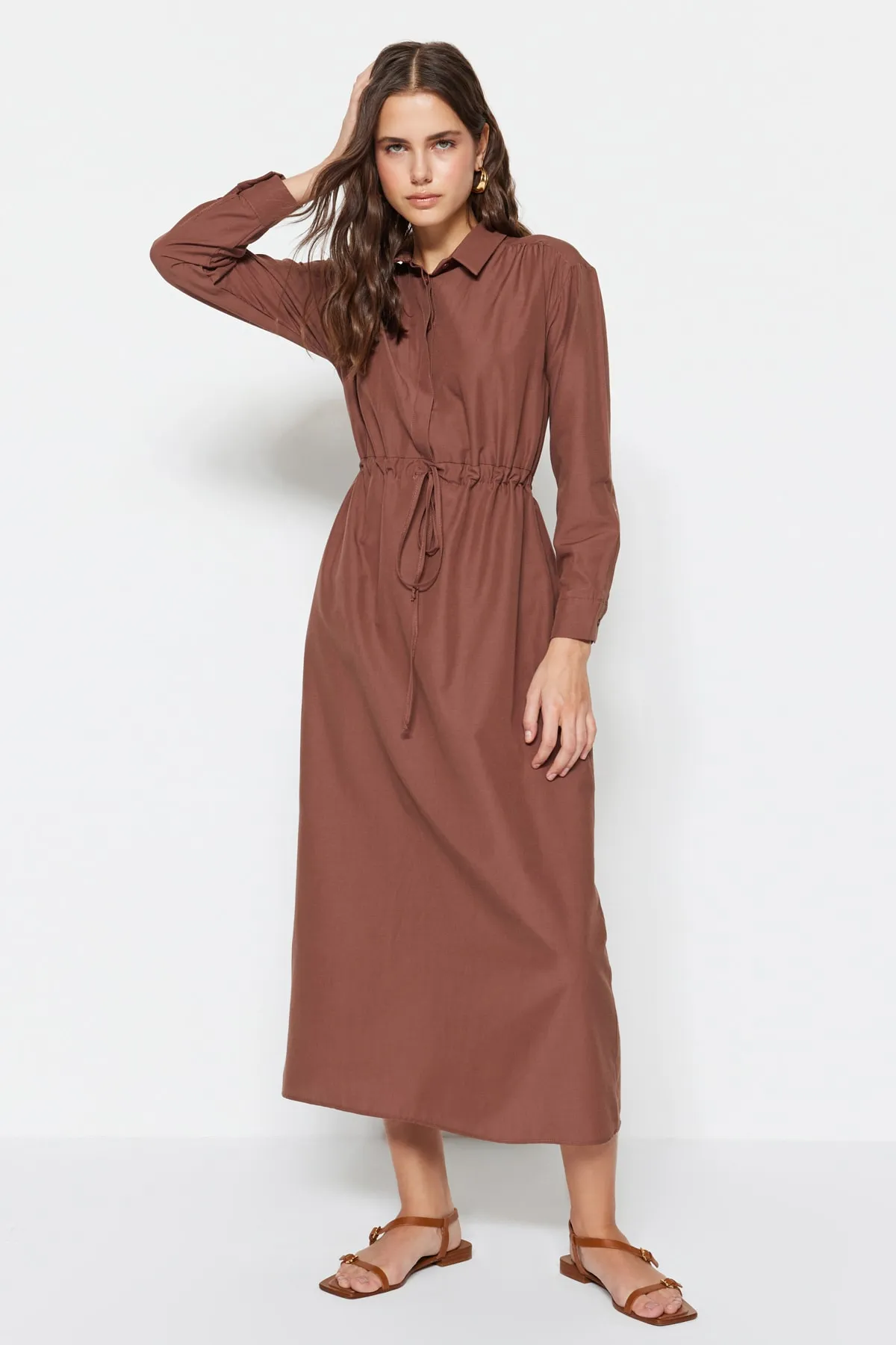 Trendyol Modest  Dunkelbraunes Kleid aus gewebter Baumwolle mit geraffter Taille TCTSS23EB00067