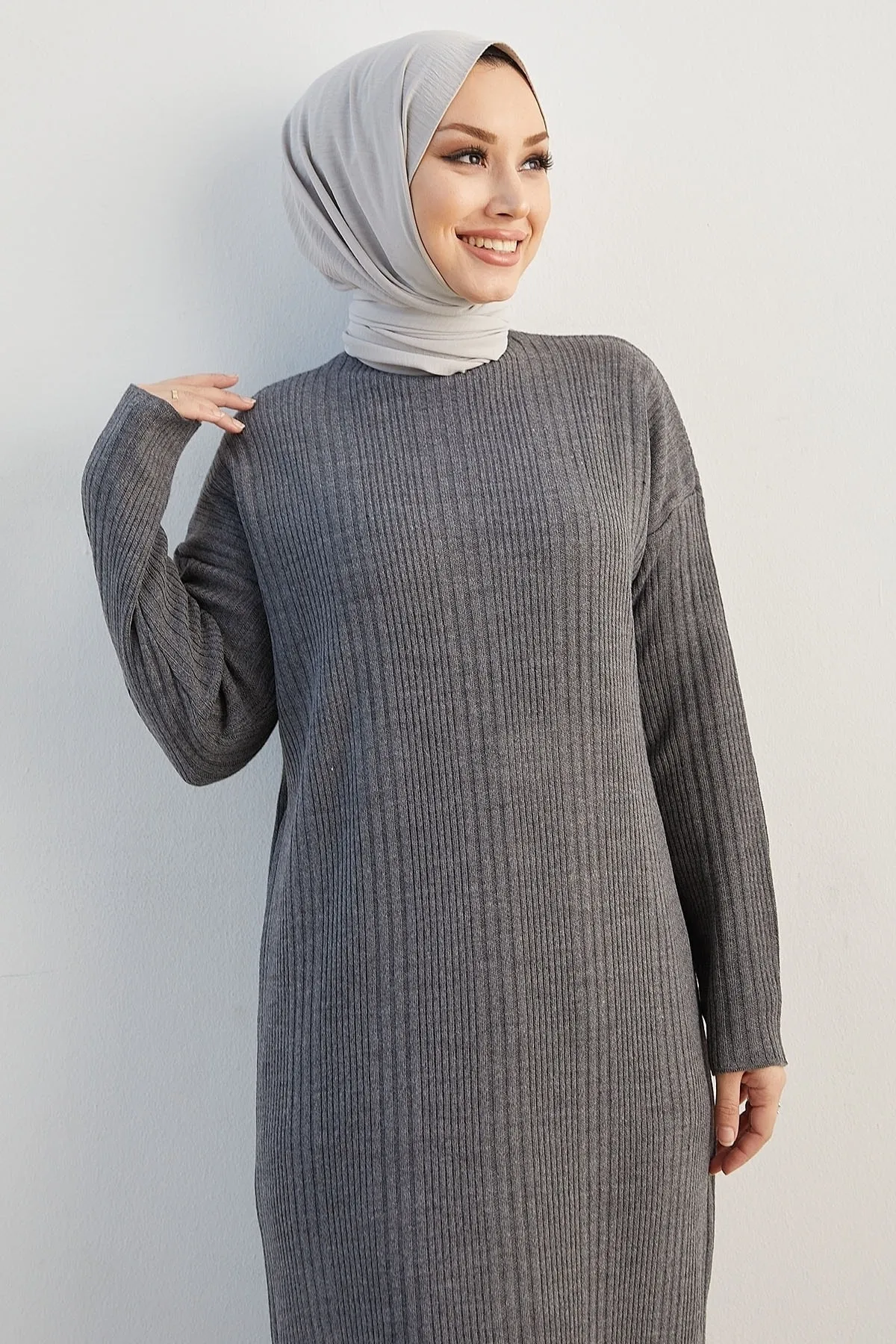 InStyle  Arissa Rollkragenpullover, langes Strickkleid – Grau
