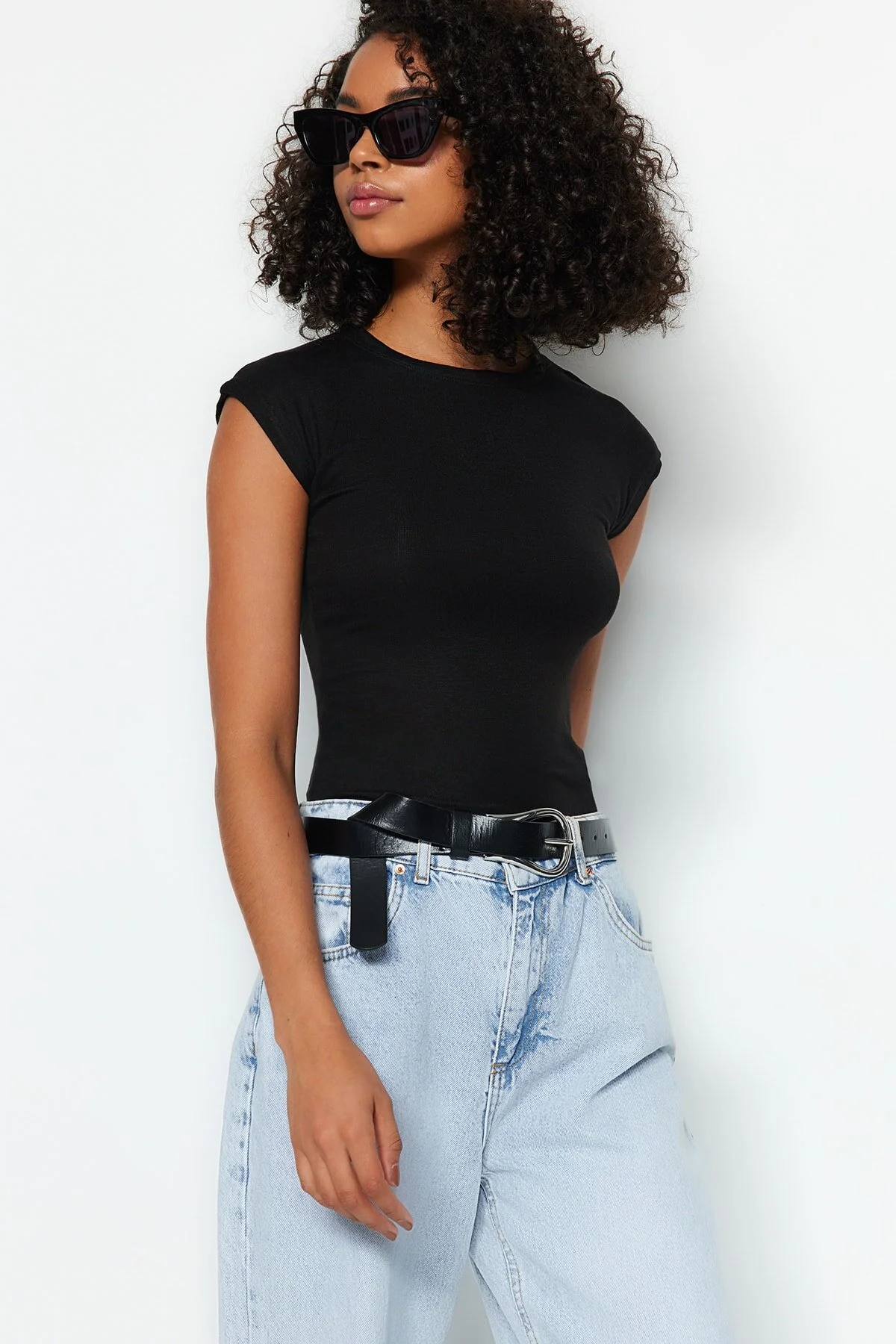 Trendyol Collection  Schwarze, taillierte Strickbluse aus Premium-Viskose mit Mondärmeln TWOSS23BZ00992