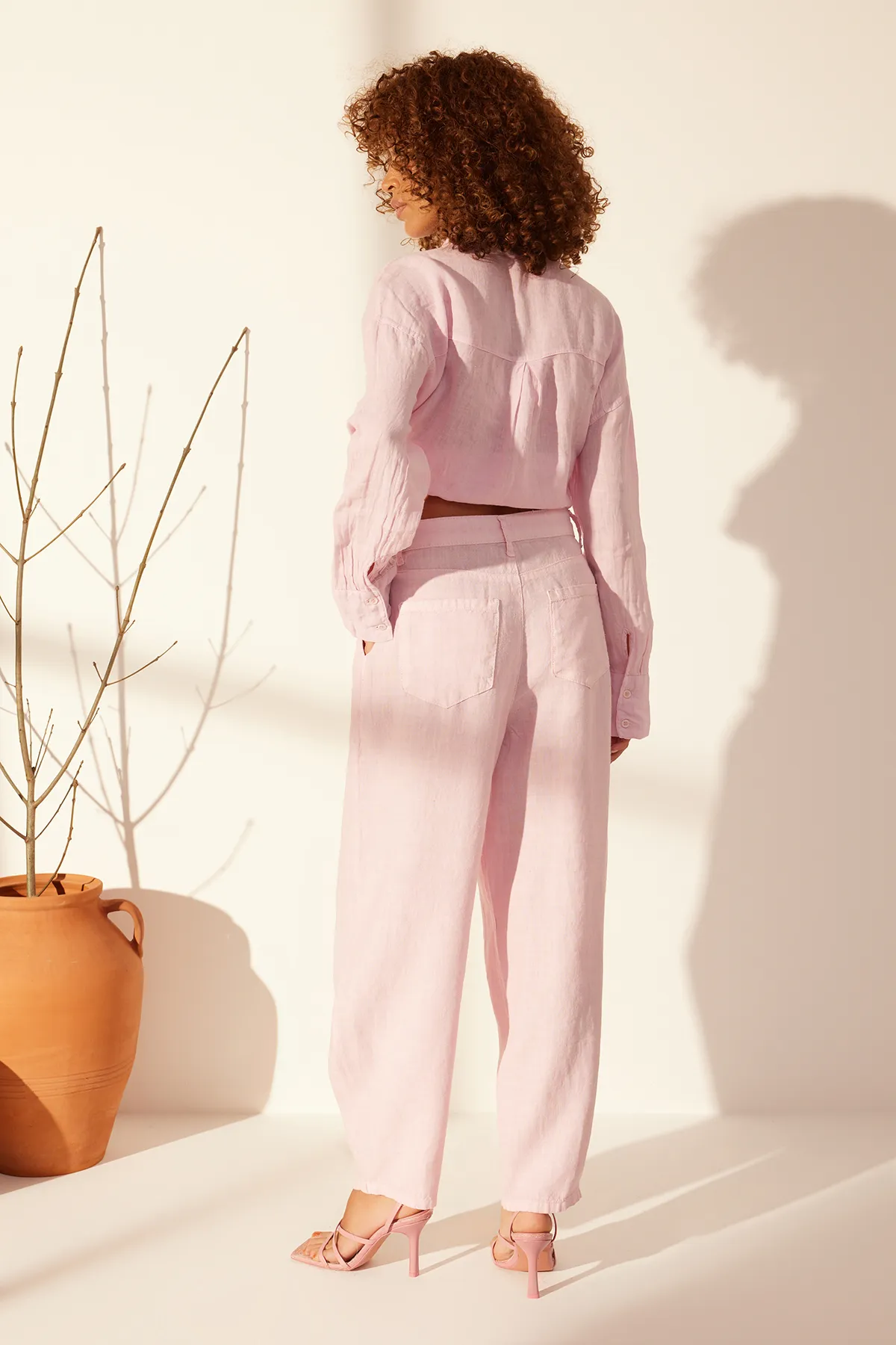 Trendyol Collection  Rosafarbene Hose aus 100 % Leinen mit hoher Taille TWOSS24JE00243