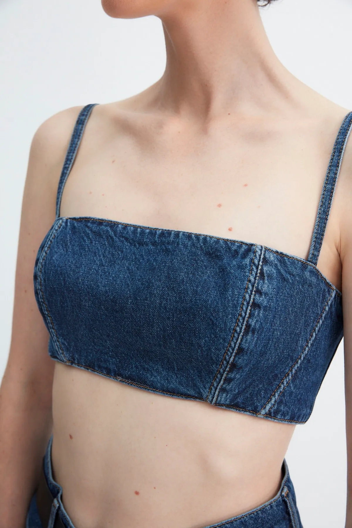 Trendyol Collection  X Zeynep Tosun Blaues Jeans-Bustier mit Ziernähten TPRAW23BS00061