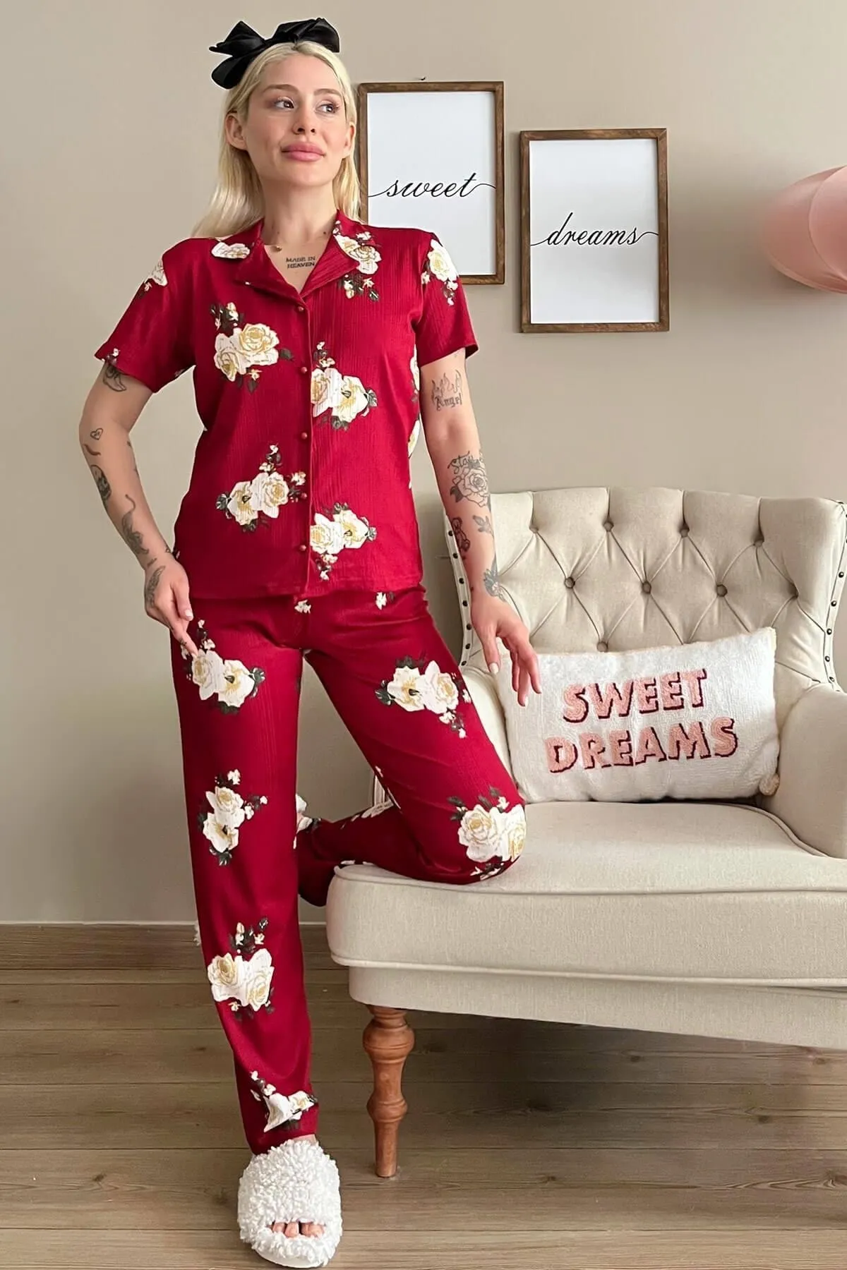 Pijamaevi  Burgunderfarbener Damen-Pyjama mit Blumenmuster, gestrickt, vorne geknöpft, kurzärmlig