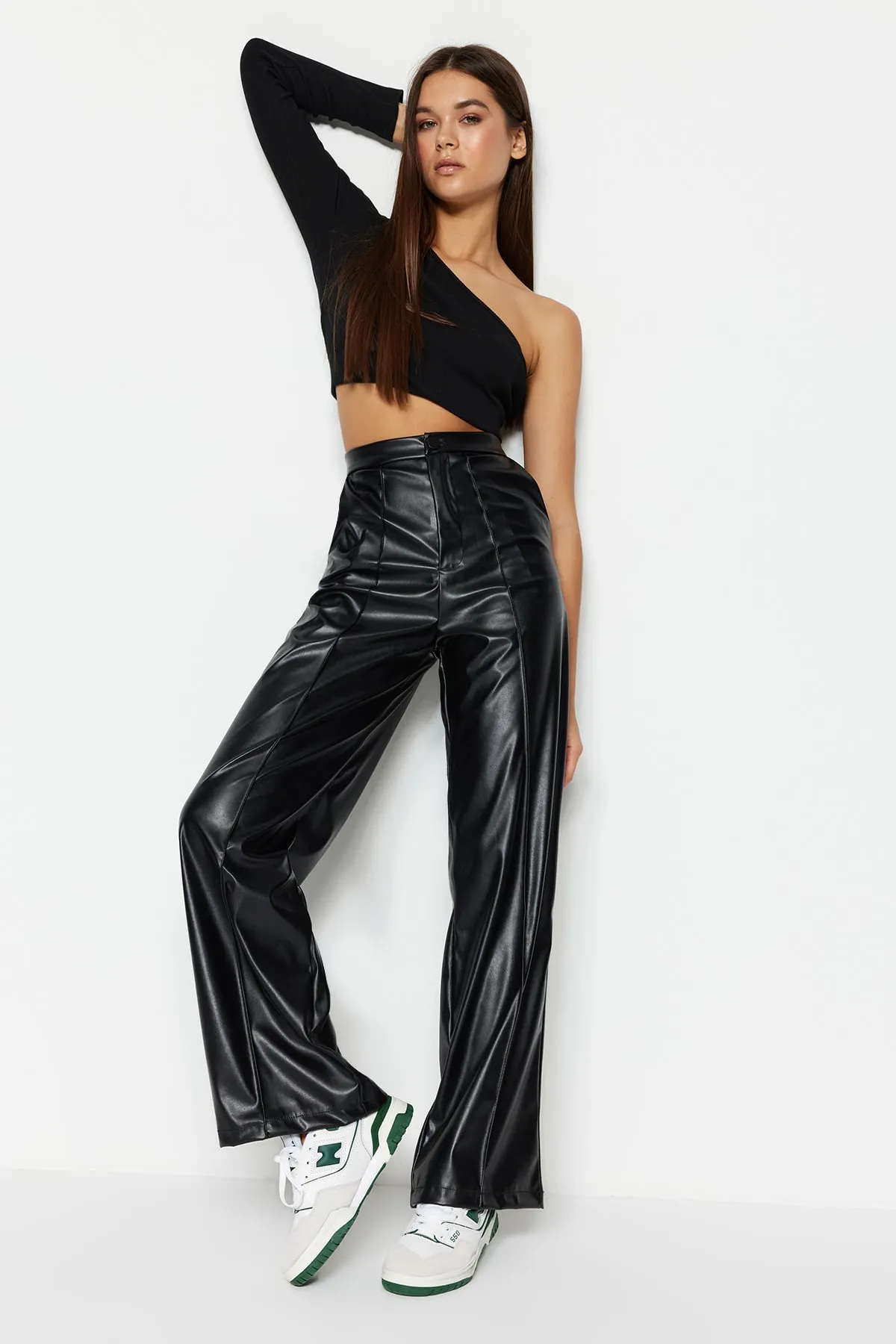 Trendyol Collection  Schwarze Kunstlederhose mit weitem Bein/gerippter Hose mit hoher Taille und weitem Bein TWOSS23PL00131