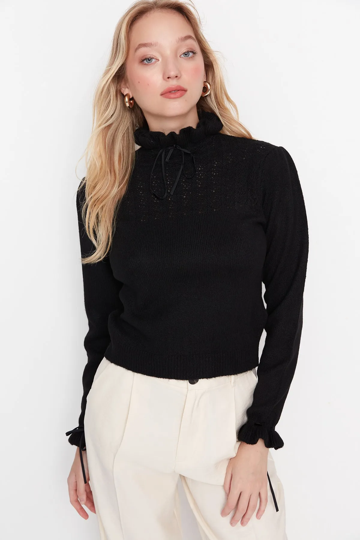 Trendyol Collection  Schwarzer Strickpullover mit weicher Struktur und Lochmuster TWOAW21KZ2355