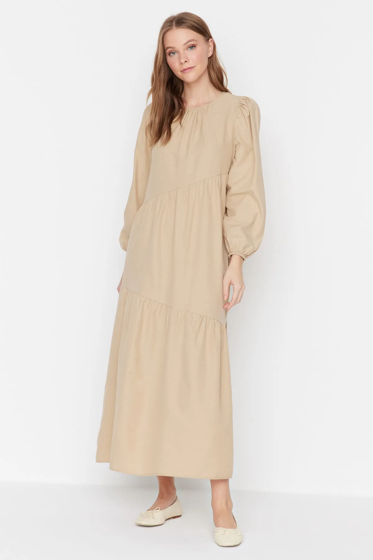 Trendyol Modest  Nerzfarbenes, detailliertes, weit geschnittenes Baumwollkleid mit Raffungen TCTSS21EL3470