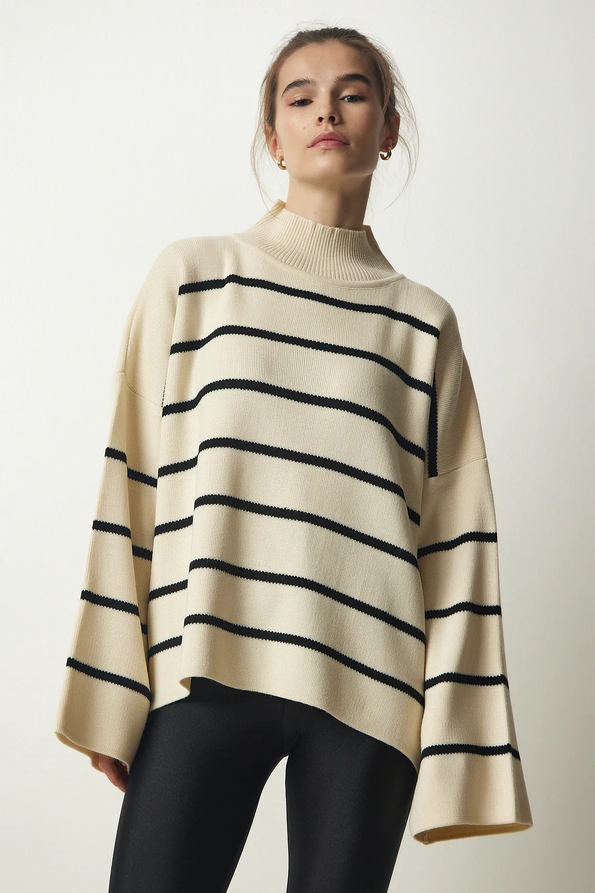 Happiness İstanbul  Cremefarbener, gestreifter Oversize-Strickpullover mit Stehkragen für Damen NF00076