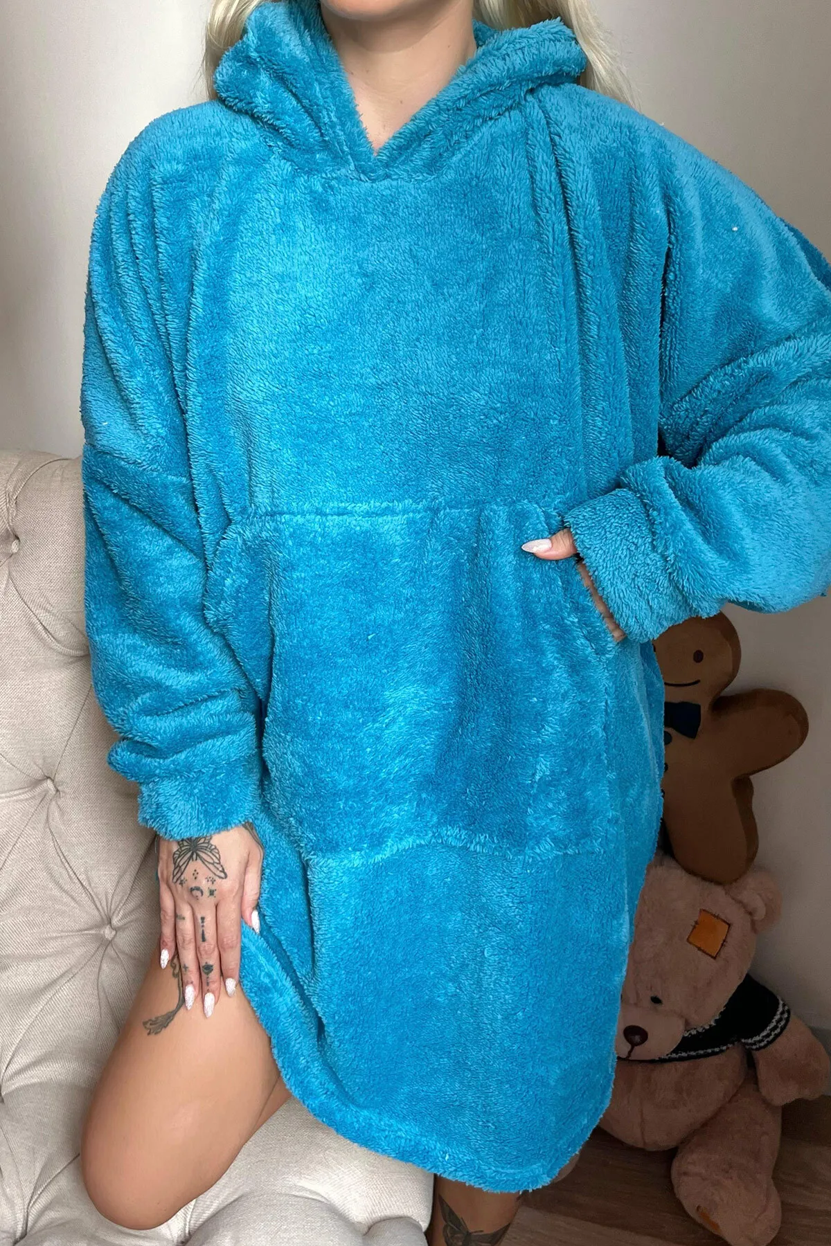 Pijamaevi  Petrolblauer, übergroßer Sweat-Poncho-Pyjama aus Vollplüsch mit Kapuze