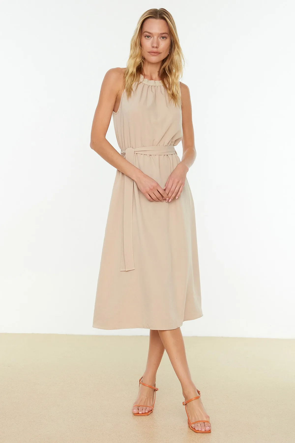 Trendyol Collection  A-Linien-Midikleid aus viskosem Webstoff mit Juwelenbesatz und Neckholder und Gürtel TWOSS19EL0155