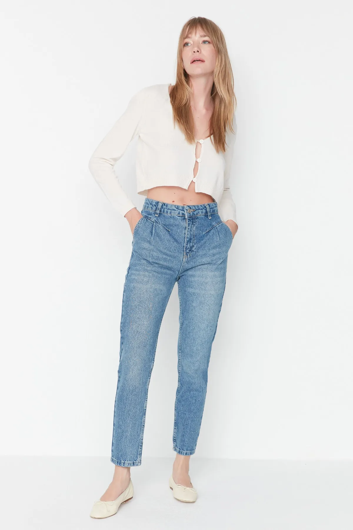 Trendyol Collection  Blaue hoch taillierte Mom-Jeans mit Bundfalten TWOAW23JE00485