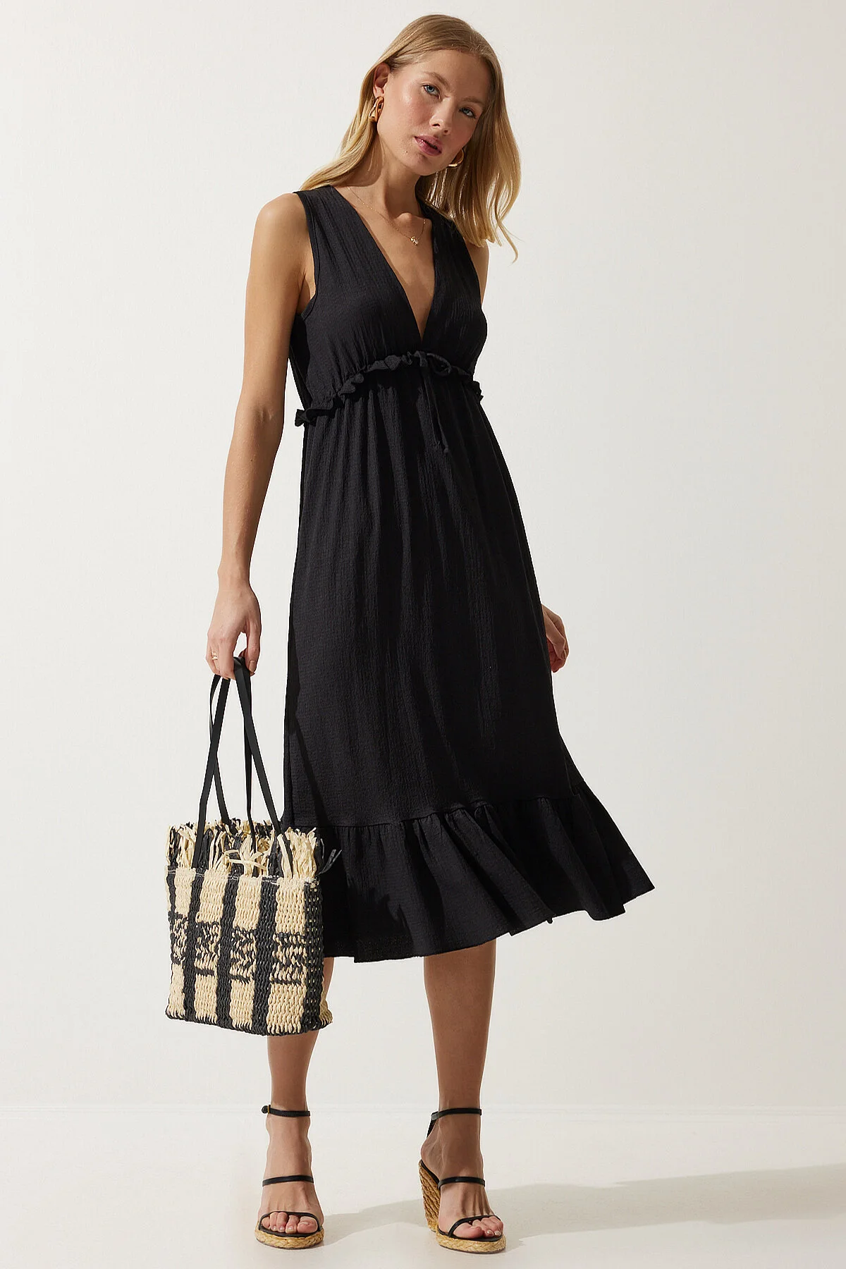 Happiness İstanbul  Schwarzes Damen-Strickkleid mit tiefem V-Ausschnitt und dicken Trägern MC00268