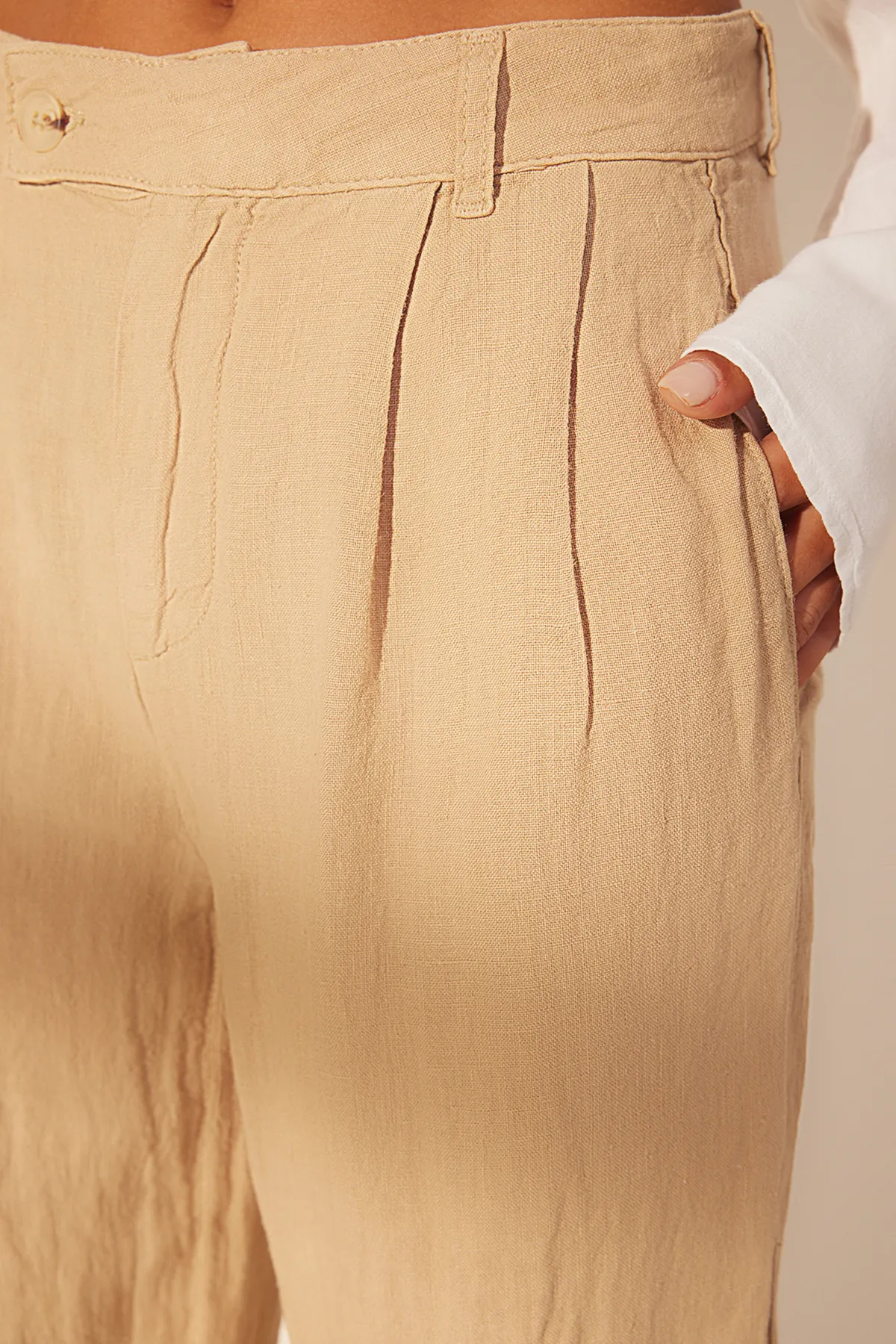 Trendyol Collection  Beigefarbene Plissierte Hose aus 100 % Leinen mit hoher Taille und weitem Bein TWOSS24JE00245