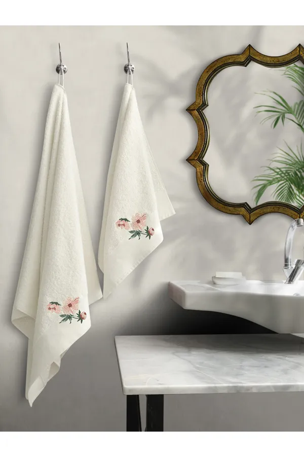 Karna Home  Valdi Set mit 2 bestickten Badetüchern