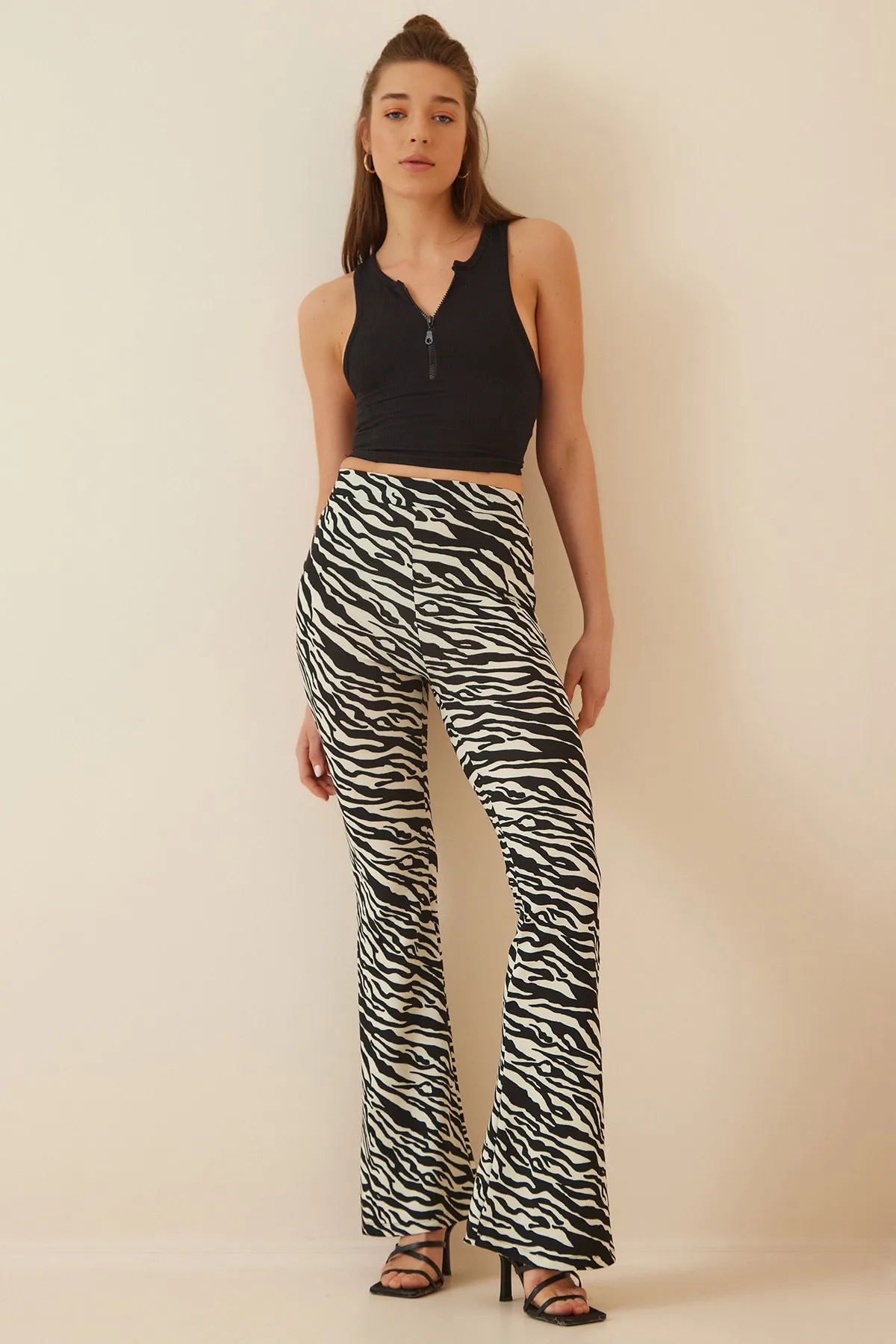Happiness İstanbul  Schwarz-weiß gemusterte Strickhose mit ausgestelltem Bein für Damen GT00179