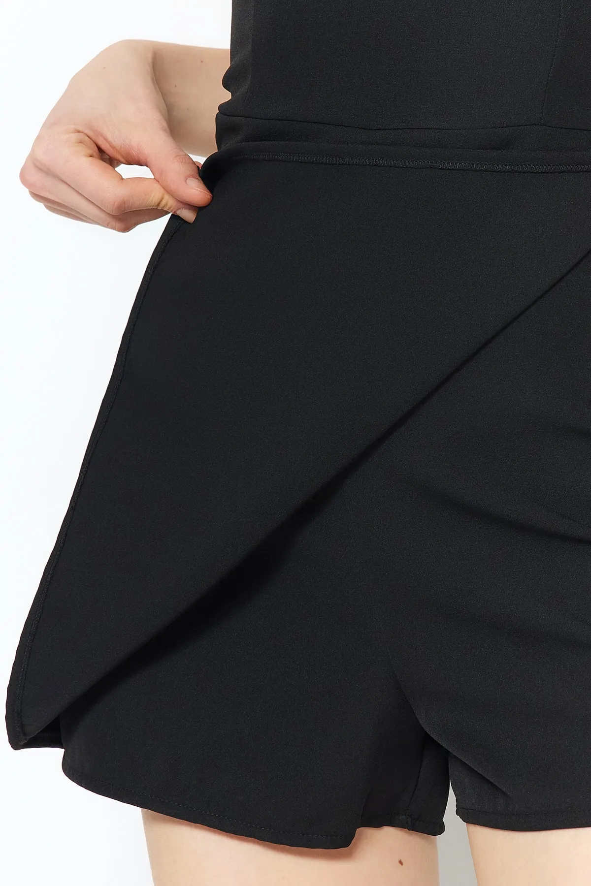 Trendyol Collection  Schwarzer, trägerloser, gewebter Shorts-Overall mit Farbblockierung TWOSS23TU00131