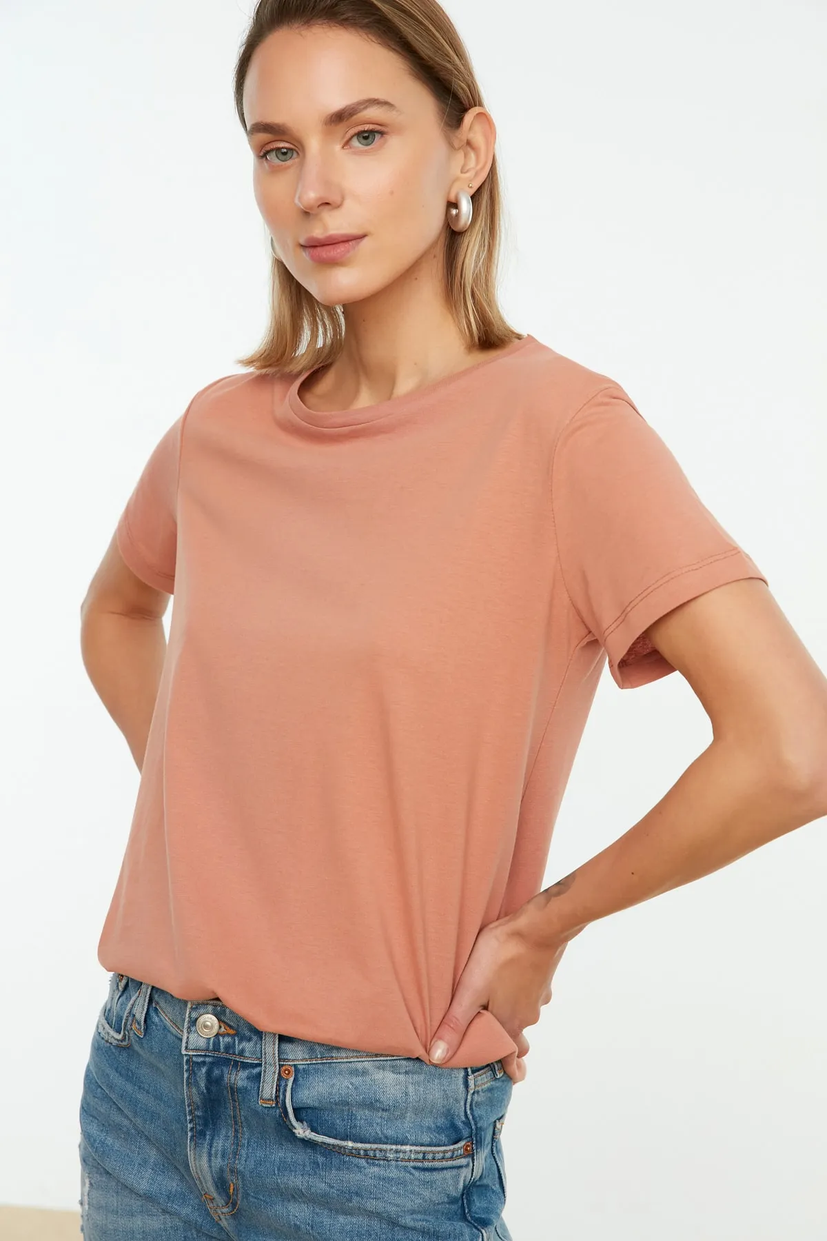 Trendyol Collection  Khaki-Lachsfarbenes 2er-Pack gestricktes T-Shirt mit Rundhalsausschnitt aus 100 % Single-Jersey-Baumwolle TWOSS20TS0141