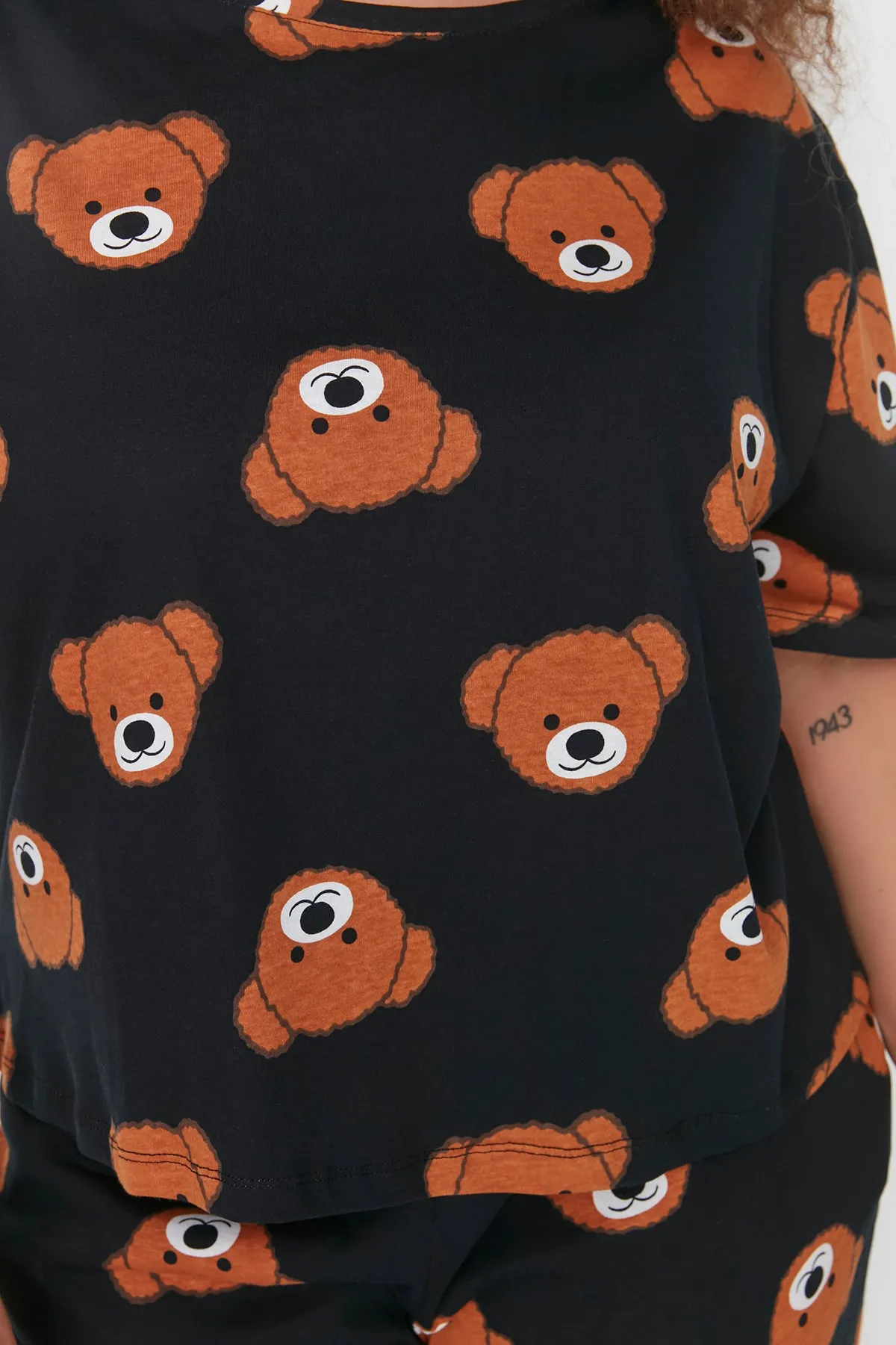 Trendyol Curve  Anthrazitfarbenes Pyjama-Set aus Strick mit Teddybär-Muster TBBAW23AI00039