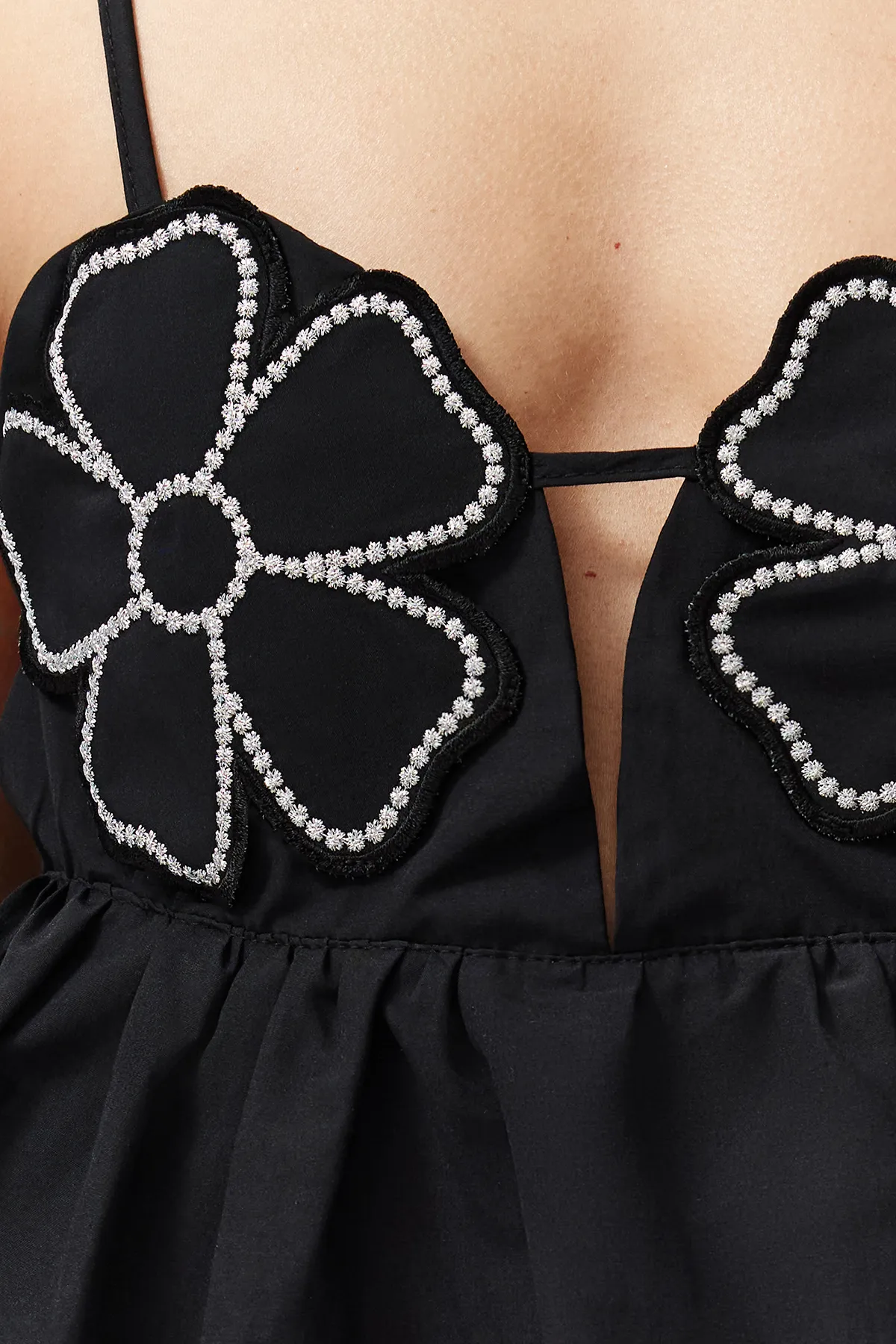 Trendyol Collection  Schwarze, bauchfreie, gewebte, mit Blumen bestickte Bluse