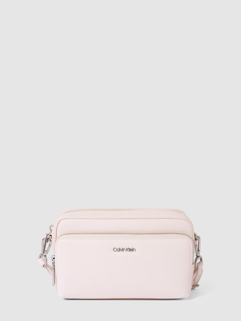 Umhängetasche mit Label-Applikation Modell 'CAMERA BAG' in offwhite