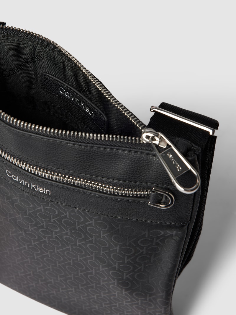 Umhängetasche mit Label-Details Modell 'FLATPACK' in schwarz