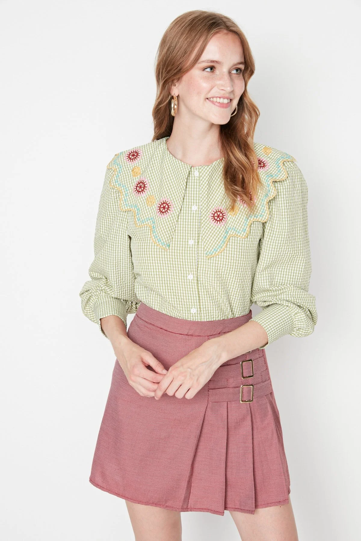 Trendyol Collection  Seersucker-Stickerei-Detail in Grün - Regular Fit Webhemd TWOSS21GO0232