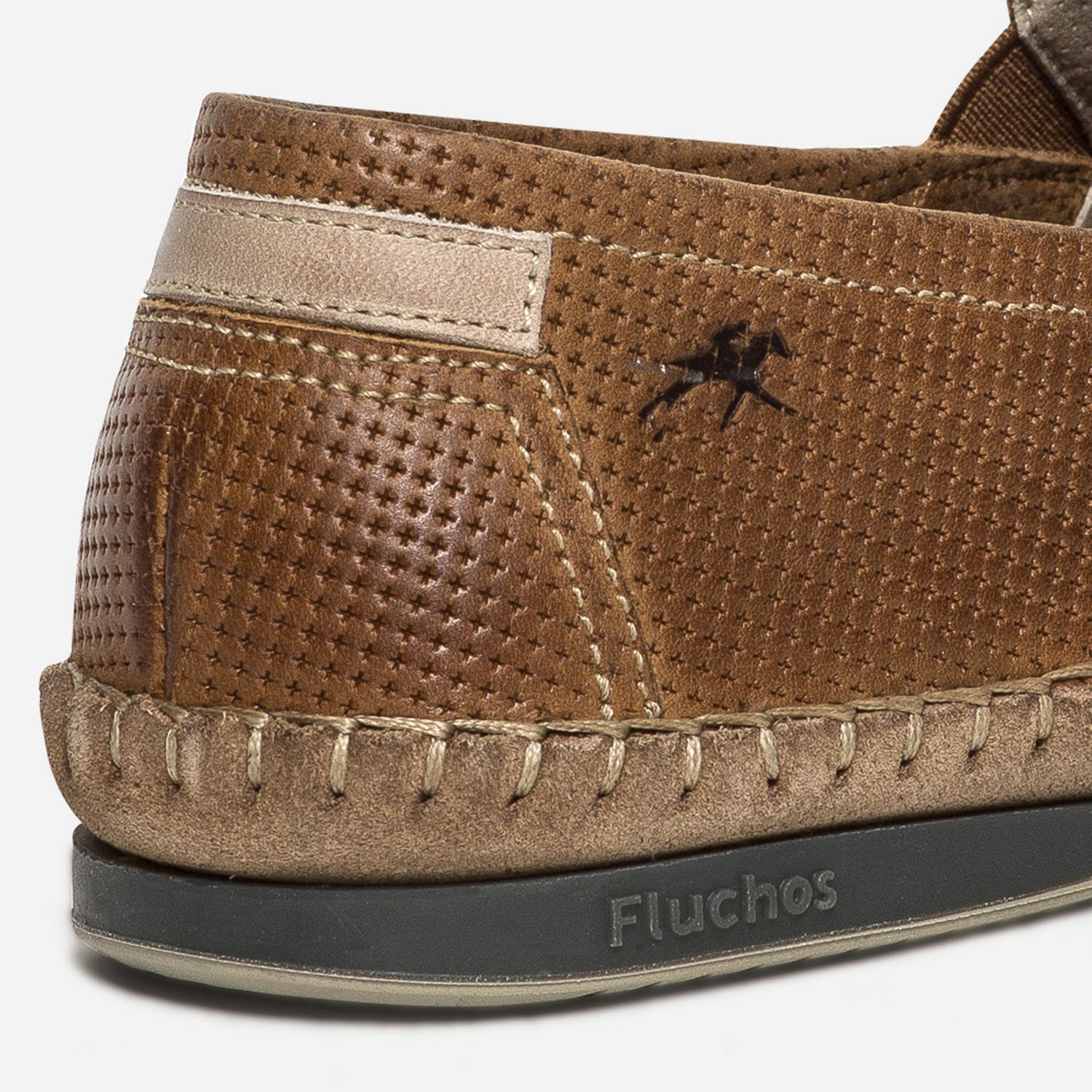 Slip-on FLUCHOS marron en cuir perforé