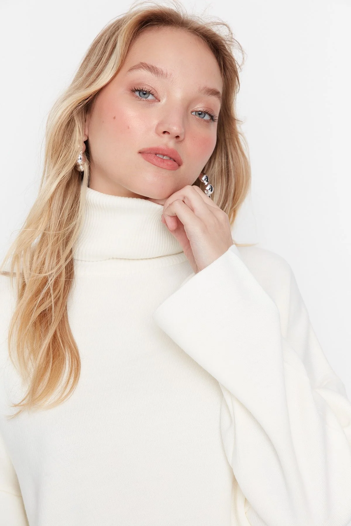 Trendyol Collection  Ecrufarbener Basic-Strickpullover mit weiter Passform TWOAW23KZ00206