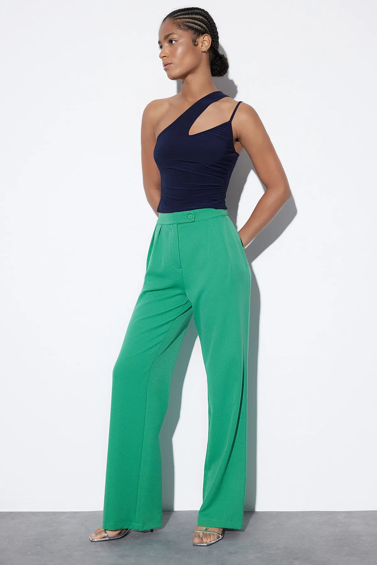 Trendyol Collection  Grüne gewebte Hose mit weitem Bein, weitem Bein und hoher Taille TWOAW22PL0066