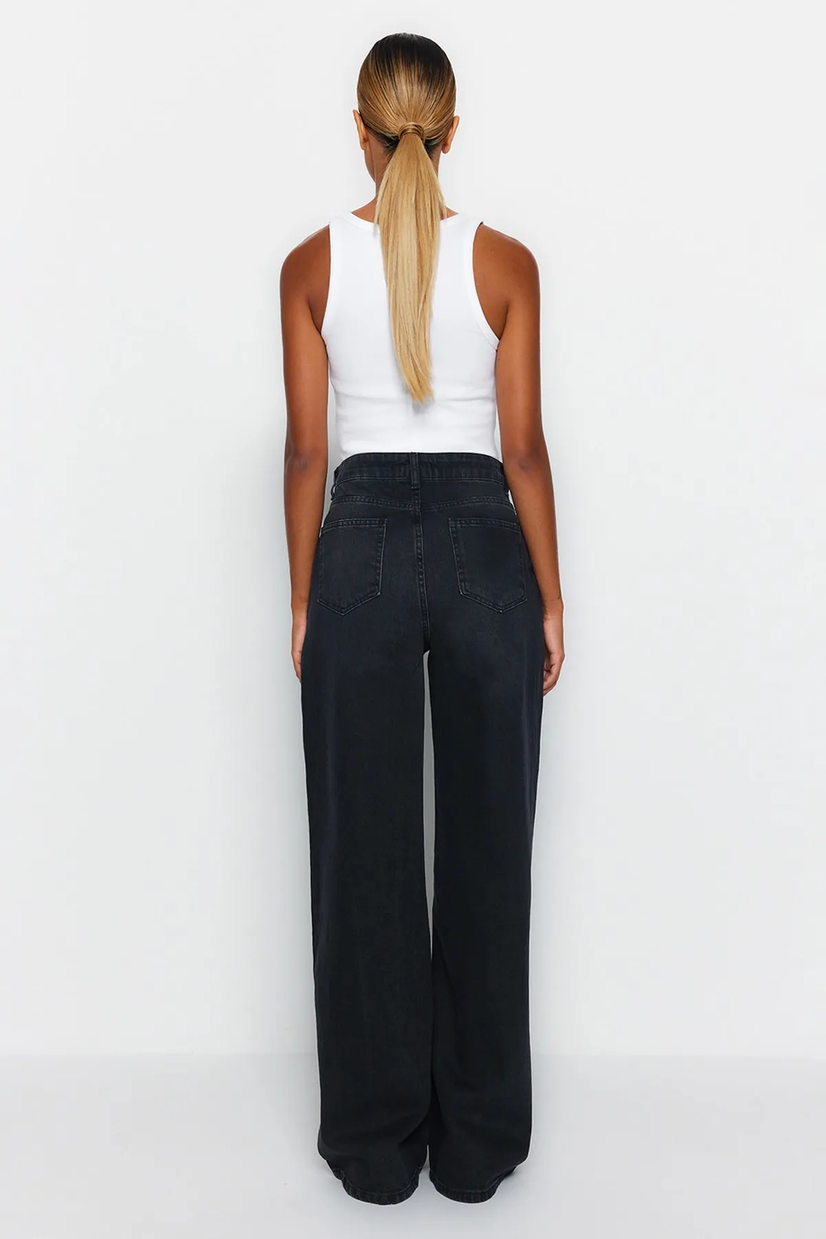 Trendyol Collection  Schwarze Jeans mit hoher Taille und weitem Bein und Taschendetail TWOAW24JE00019
