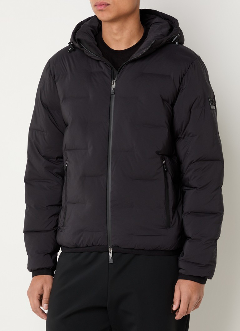Jaqueta acolchoada Emporio Armani com capuz e bolsos laterais.