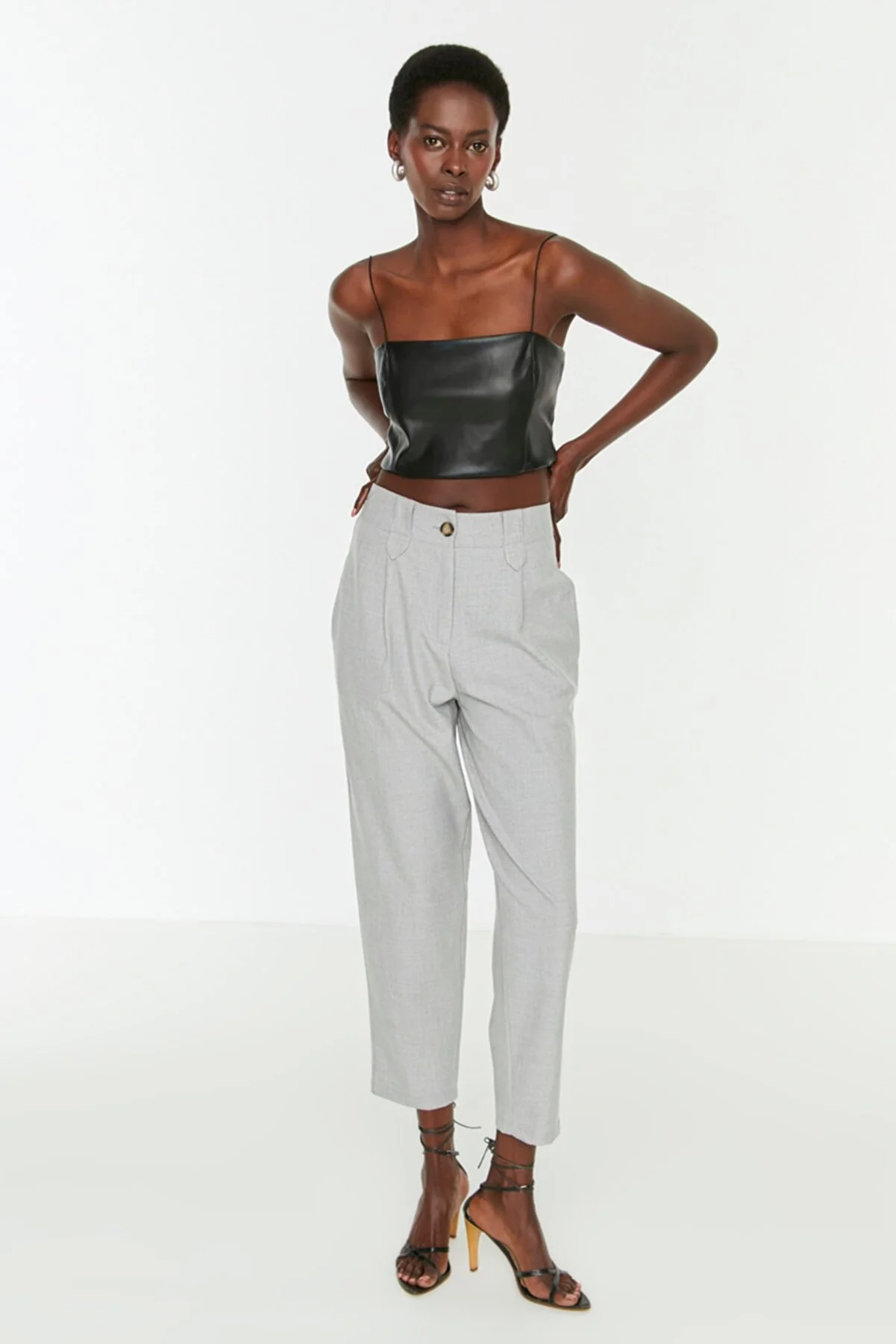 Trendyol Collection  Graue Karottenhose aus Polyviscon-Gewebe mit hoher Taille TWOSS22PL0280