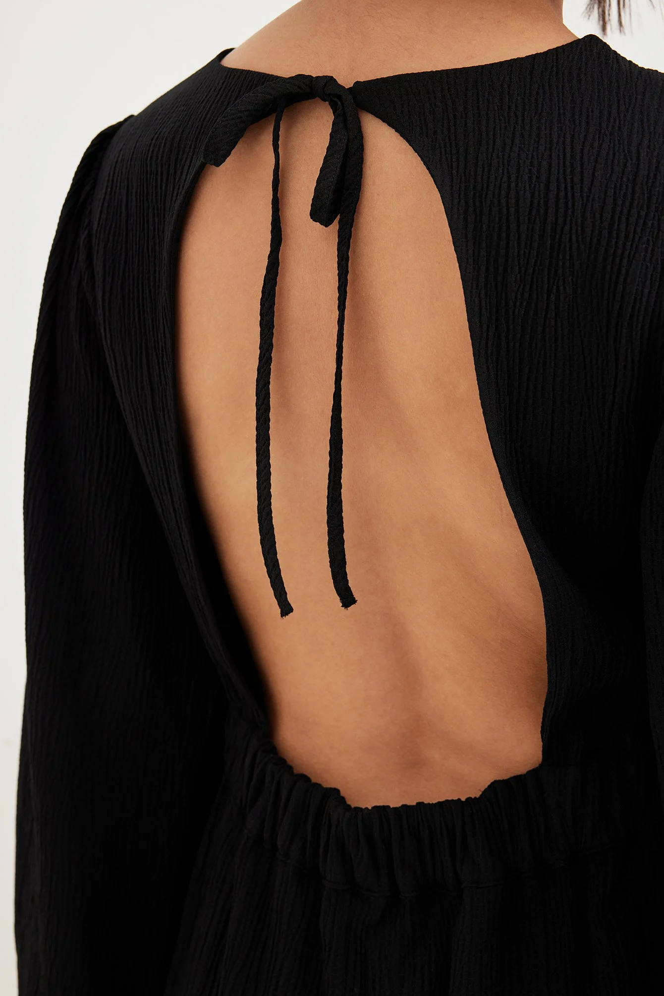 Strukturiertes Minikleid mit offenem Rücken